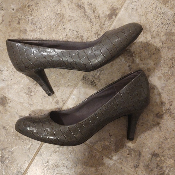 comfort plus by Predictions Shoes - Gray patent heels, size 8.